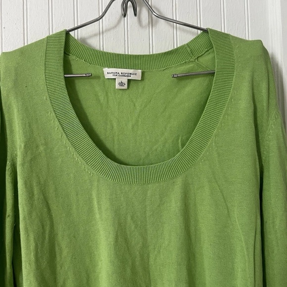 Banana Republic Bright Green Scoop Neck Sweater - Picture 3 of 10